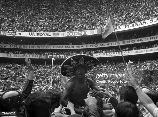 Sport, Football, 1970 World Cup Final, Mexico City, Mexico, 21st June 1970, Brazil 4 v Italy 1, Brazil's Pele is chaired off the Azteca Stadium pitch...