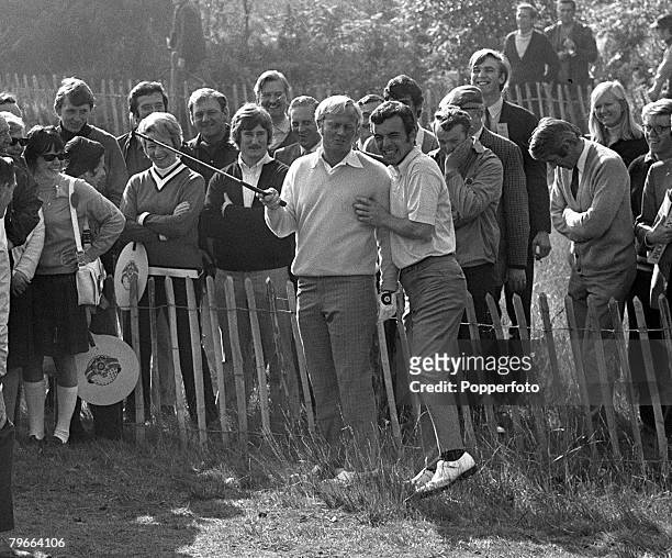 Sport, Golf, World Matchplay Championship, Wentworth, Surrey, 9th October 1970, USA's Jack Nicklaus shares a joke with Great Britain's Tony Jacklin...
