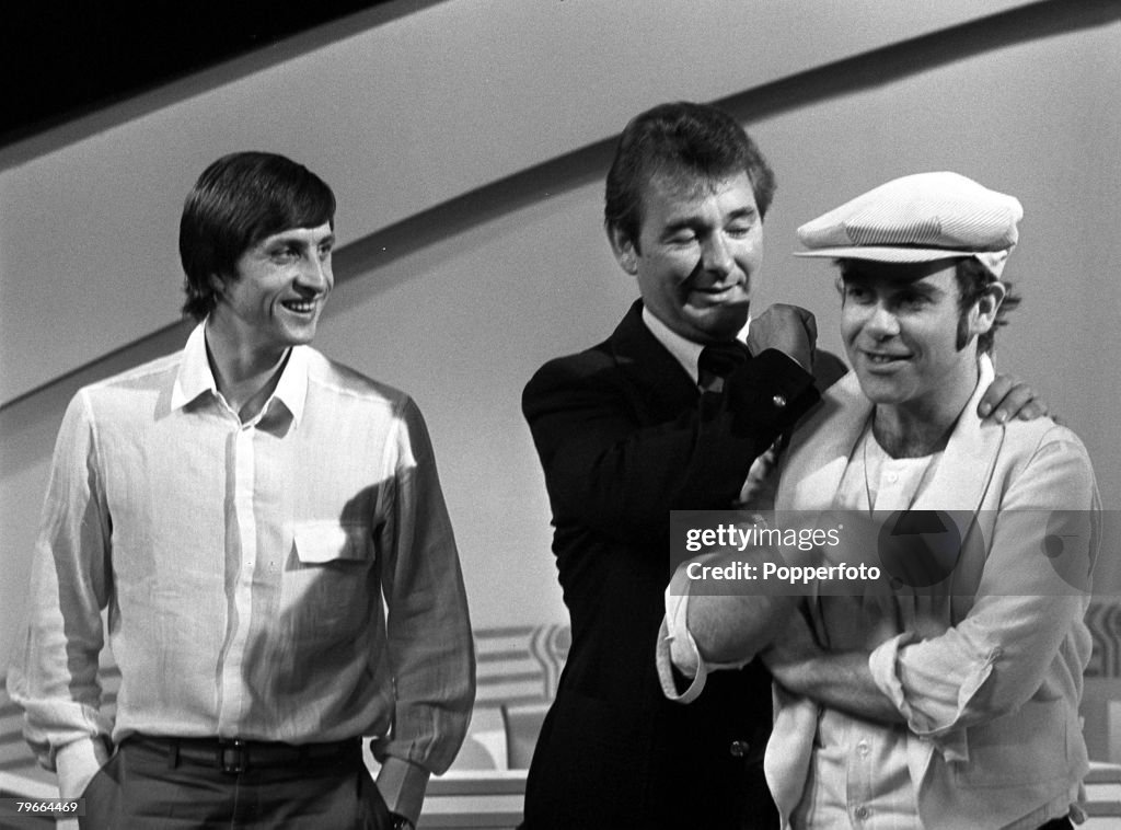 Football, London, England, 6th May 1978, Nottingham Forest manager Brian Clough (centre) gets to grips with pop star Elton John watched by Dutch footballer Johan Cruyff at a London reception