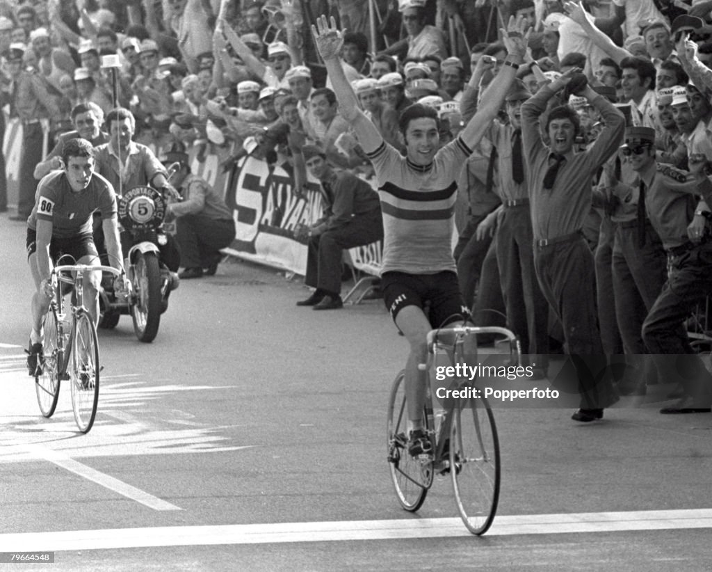 Cycling, Mendrisio, Switzerland, 5th September 1971, Belgium's Eddy Merckx raises his arms in celebration as he crosses the line to win the World Professional 168 mile road Championship race