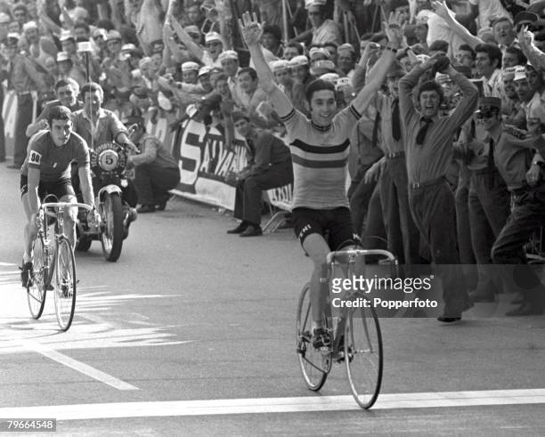 Cycling, Mendrisio, Switzerland, 5th September 1971, Belgium's Eddy Merckx raises his arms in celebration as he crosses the line to win the World...