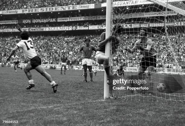 Football, 1970 World Cup Semi Final, Azteca Stadium, Mexico, 17th June 1970, Italy 4 v West Germany 3, West Germany+s Gerd Muller races away to...