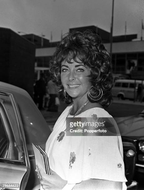London, England, 27th July 1971, British actress Elizabeth Taylor arriving at Heathrow airport from Paris, France