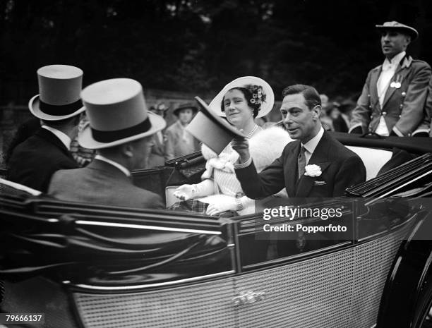 Horse-Racing, 15th June 1938, Ascot, England, King George VI and Queen Elizabeth ride in their carriage on Royal Hunt Day at Ascot races