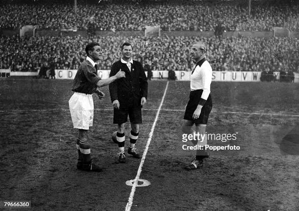 Football, 4th December 1935, White Hart Lane, London, England 3 v Germany 0, England+s captain Eddie Hapgood with German captain Szepan toss the coin...