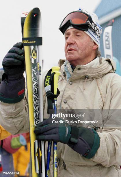 King Juan Carlos prepares his skis to ski down a slope at the Baqueira resort.