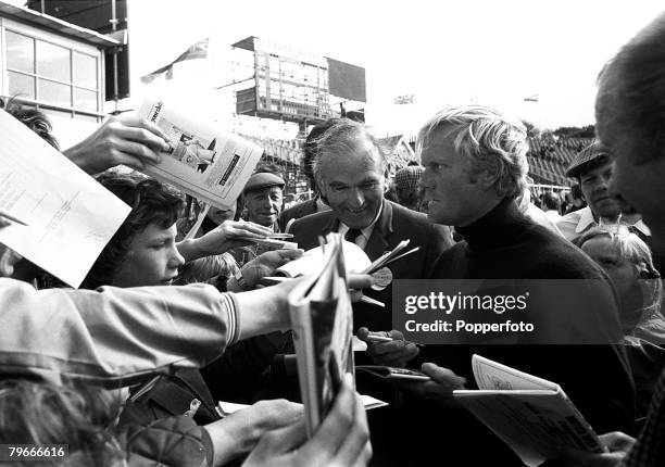 Golf, British Open Championships, Muirfield, Scotland, 13th, July 1972, Jack Nicklaus of the USA surrounded by autograph hunters prior to his first...