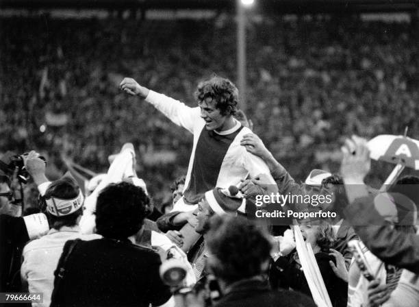 Football, 3rd June 1971, Wembley Stadium, London, European Cup Final, Ajax 2 v Panathinaikos 0, Arie Haan of Dutch giants Ajax FC is chaired off the...