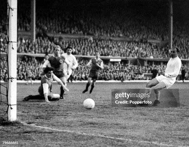 Football, 18th May 1960, Hampden Park, Glasgow, Scotland, European Cup Final, Real Madrid 7 v Eintracht Frankfurt 3, Real Madrid Centre-Forward...