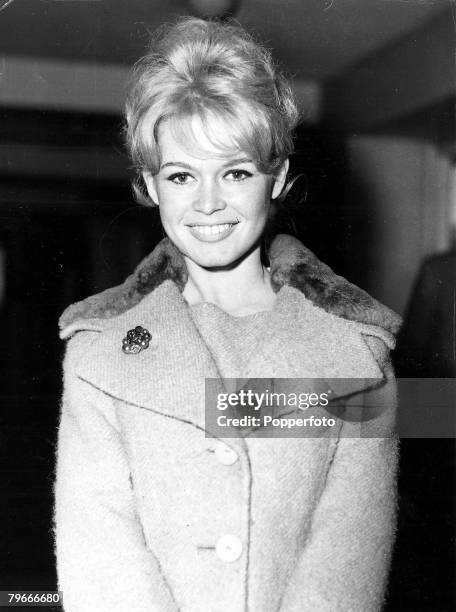 And Films, 9th April 1959, London, England, French film actress ,sex kitten Brigitte Bardot arrives at London airport to make the film ,Babette Goes...