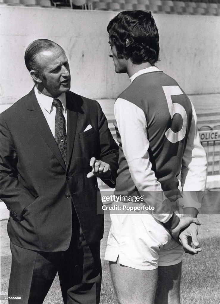 Football, London, 11th August, 1972, Arsenal manager Bertie Mee talks with team captain Frank McLintock at Highbury