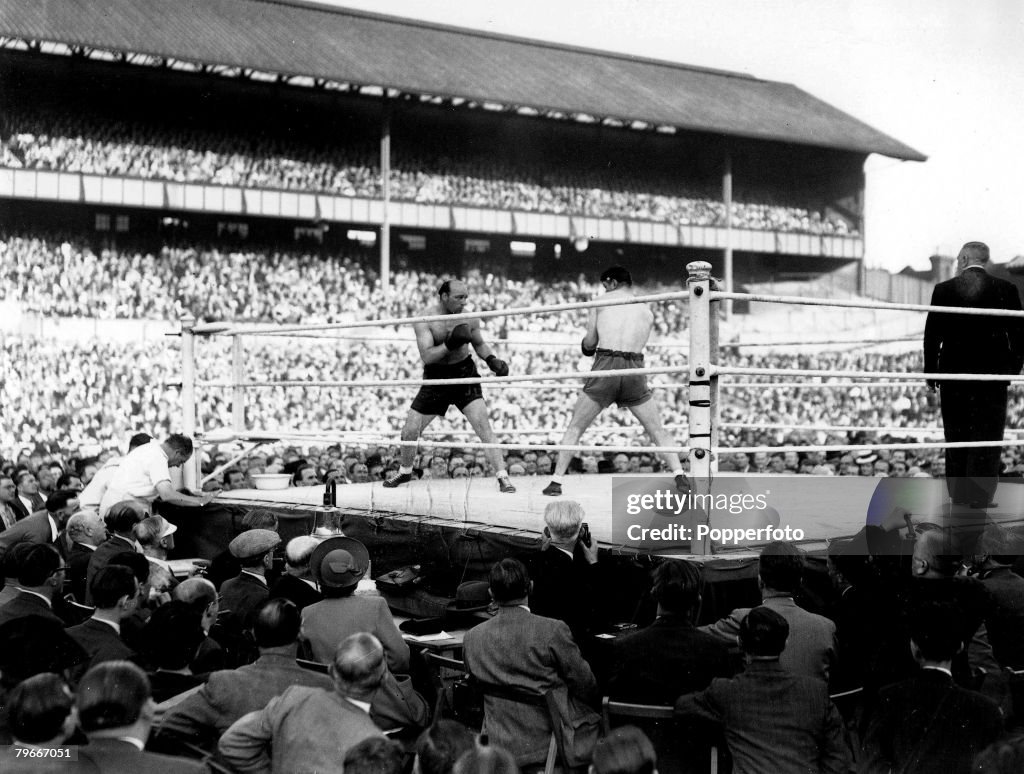 Classic Collection, Page, 83, 10402573, 18th, July 1945, White Hart Lane, London, A General view of a boxing match, during the title fight between Jack London, and Bruce Woodcock in front a large crowd at Tottenham Hotspurs football ground