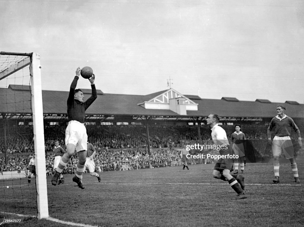 Football, Stamford Bridge, Chelsea, 15th September 1934, Chelsea v Spurs, The picture shows Chelsea keeper Woodley leaping to catch a cross watched by Hunt of Spurs