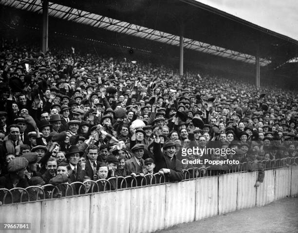 Football, London, England, 9th January FA Cup Third Round, Arsenal 11 v Darwen 1, Part of the huge crowd watching their side at Highbury Stadium