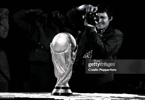 Sport, Football, 13th June, 1973 The new pure gold World Cup Trophy valued at $40 designed by Silvio Gazzaniga and manufactured by Bertoni of Milan,...