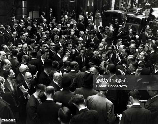 Classic Collection, Page: 114 A Crowd of brokers all in suits,in the street,discussing devaluation of pound at London Stock Exchange