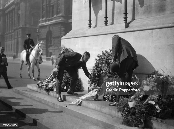 Cricket, London, 25th April Mr, Kelly, the manager of the Australian test Cricket team lays a wreath at the Cenotaph to commemorate Anzac Day,...