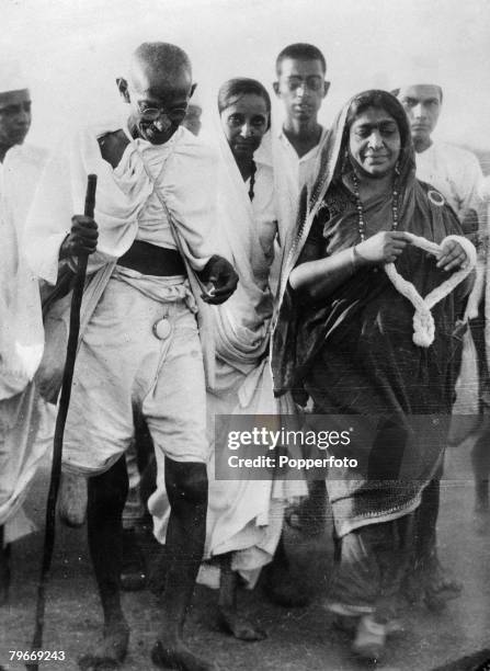 23rd April Indian spiritual leader Mahatma Gandhi accompanied by Mrs, Sarojini Naidu at Dandi, India en route to breaking the Salt Laws at the end of...