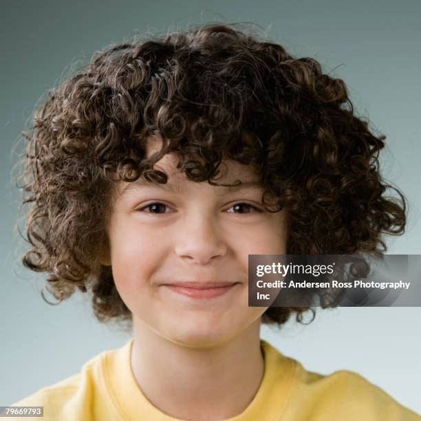 hispanic boy with curly hair - indian boy portrait stockfoto's en -beelden