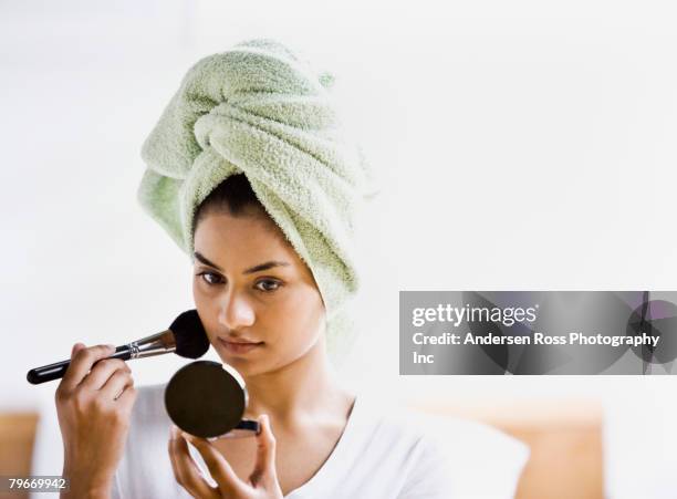 indian woman applying makeup - beautiful east indian women stockfoto's en -beelden