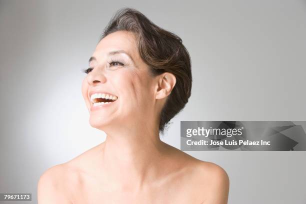 hispanic woman with bare shoulders laughing - beautiful bare women photos et images de collection
