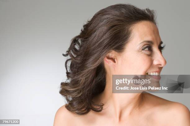 hispanic woman looking to side - rumpf stock-fotos und bilder