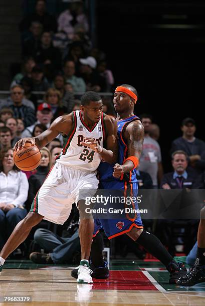 Desmond Mason of the Milwaukee Bucks posts up against Quentin Richardson of the New York Knicks at the Bradley Center February 09, 2008 in Milwaukee,...