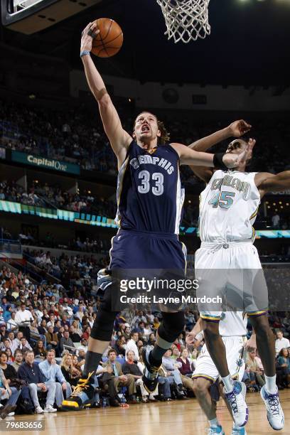 Mike Miller of the Memphis Grizzlies shoots over Rasual Butler of the New Orleans Hornets on February 9, 2008 at the New Orleans Arena in New...