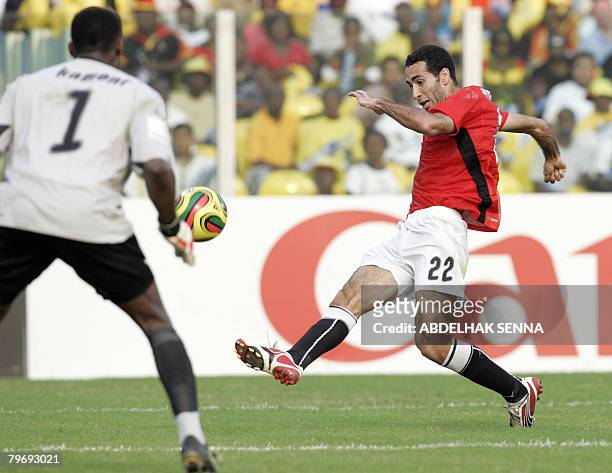 Egypt's Mohamed Aboutraika fights for the ball with Cameroon's Carlos Kameni on February 10, 2008 in Accra during their final 2008 African Cup of...