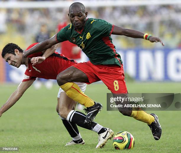 Egypt's Hosny Abd Rabou fights for the ball with Cameroon's Geremi Njitap on February 10, 2008 in Accra during their final 2008 African Cup of...