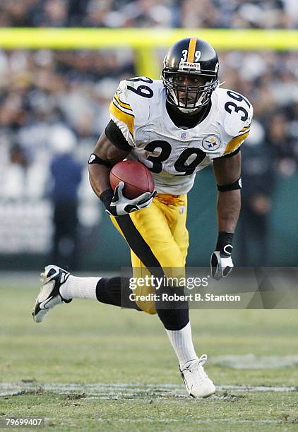 Pittsburgh halfback Willie Parker in action against the Oakland Raiders at McAfee Coliseum, Oakland, California, October 29, 2006. Parker rushed for...