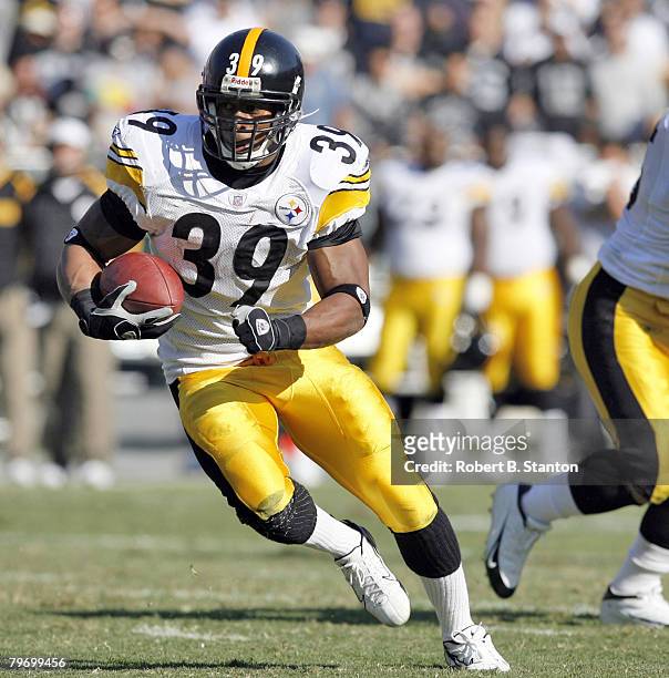 Pittsburg Steelers' halfback Willie Parker in action during game against the Oakland Raiders at McAfee Coliseum in Oakland, California on October 29,...