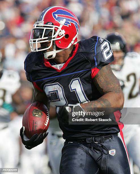 Buffalo Bills running back Willis McGahee runs upfield during the game against the Jacksonville Jaguars at Ralph Wilson Stadium in Orchard Park, New...