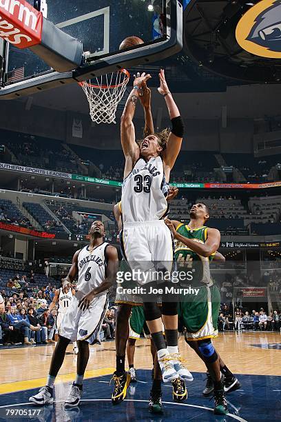 Mike Miller of the Memphis Grizzlies goes up for the ball against the Seattle SuperSonics during the game on January 18, 2008 at FedExForum in...