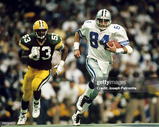 Dallas Cowboys tight end Jay Novacek runs with the football after making a catch during the Cowboys 38-27 victory over the Green Bay Packers in the...