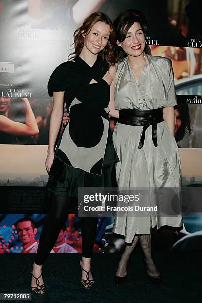 Audrey Marney poses at the "Paris" premiere February 11, 2008 in Paris, France.