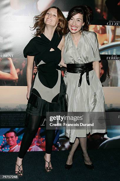 Audrey Marney poses next to her sister as she attends the "Paris" premiere on February 11, 2008 in Paris, France.