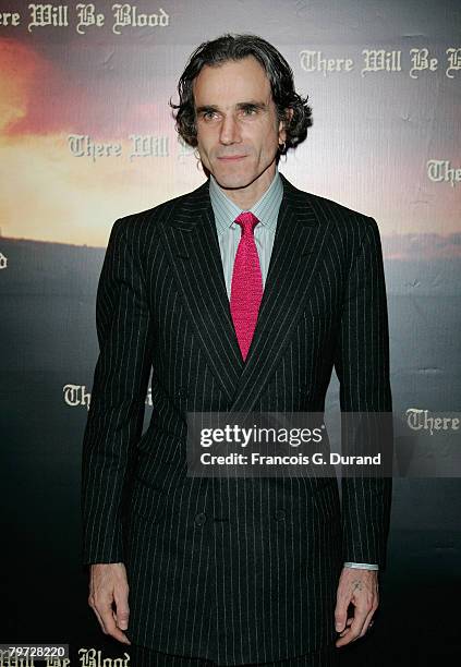 British actor Daniel Day-Lewis poses as he arrives to attend the premiere for Paul Thomas Anderson's new film 'There Will Be Blood' on February 12,...