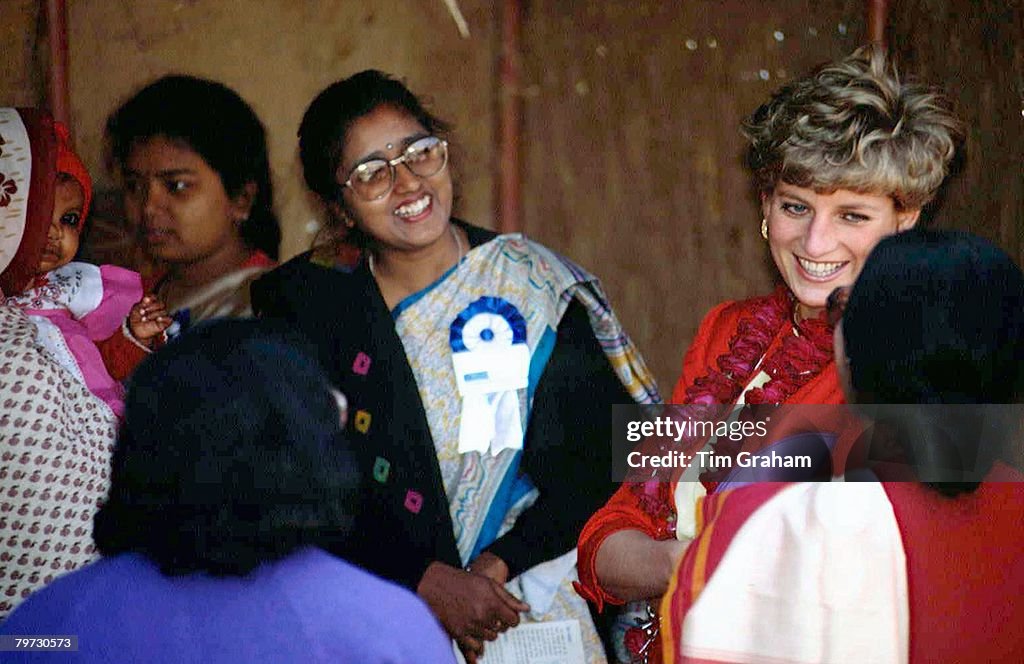 Princess Diana visits the Marie Stopes Clinic in Agra, India News Photo ...