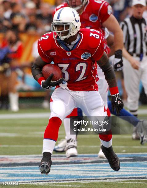 Indianapolis Colts running back Edgerrin James heads up field during 23-17 loss to the NFC at Aloha Stadium in Honolulu, Hawaii on Sunday, February...