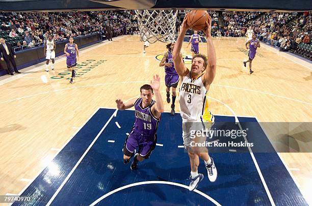 Troy Murphy of the Indiana Pacers goes to the basket past Beno Udrih of the Sacramento Kings during the game on January 19, 2008 at Conseco...