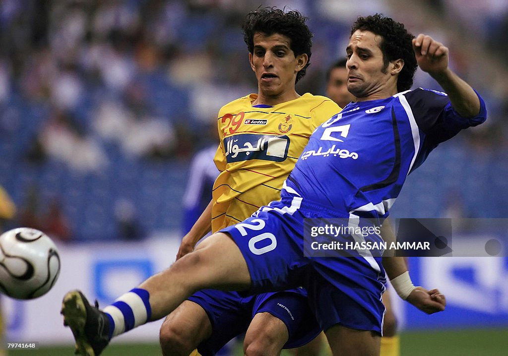 Al-Hilal's Yasser Qahtani (R) vies with
