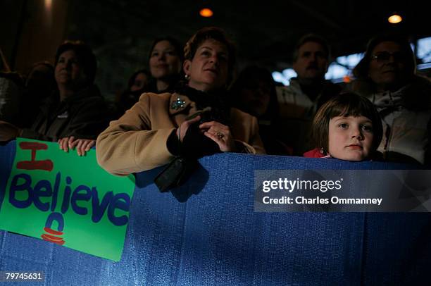 Democratic presidential hopeful Sen. Barack Obama addresses a rally at the Pan Am Flight Services hanger January 4, 2008 in Portsmouth, New...