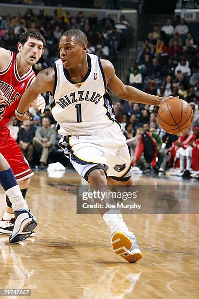 Kyle Lowry of the Memphis Grizzlies moves the ball during the NBA game against the Chicago Bulls at the FedExForum on January 21, 2008 in Memphis,...