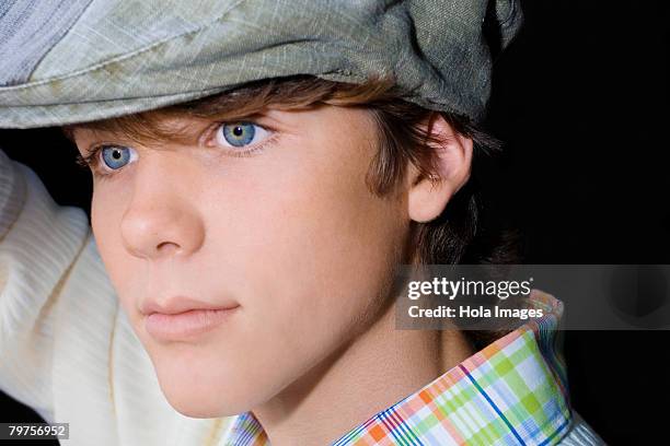 close-up of a teenage boy wearing a flat cap - gorra plana fotografías e imágenes de stock