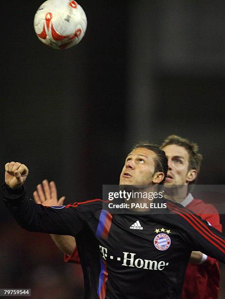 Aberdeen forward Lee Miller challenges Bayern Munich defender Mart?n Demichelis during their UEFA Cup football match at Pittodrie Stadium, Aberdeen,...