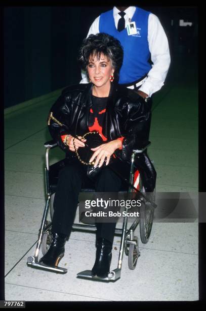 Elizabeth Taylor arrives at the Los Angeles International Airport November 1, 1988 in Los Angeles, CA. A childhood star after appearing in "National...