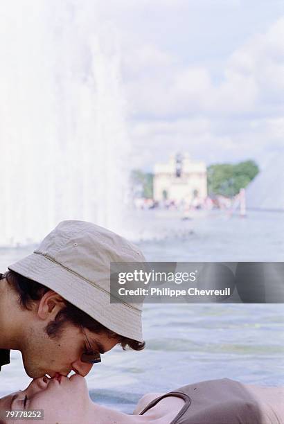 couple kissing by fountain - chevreuil - fotografias e filmes do acervo