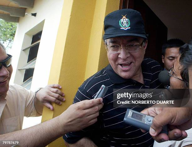 Paraguayan president Nicanor Duarte Frutos jokes with the press during the inauguration of an economical housing development in Capiata, 18 km from...