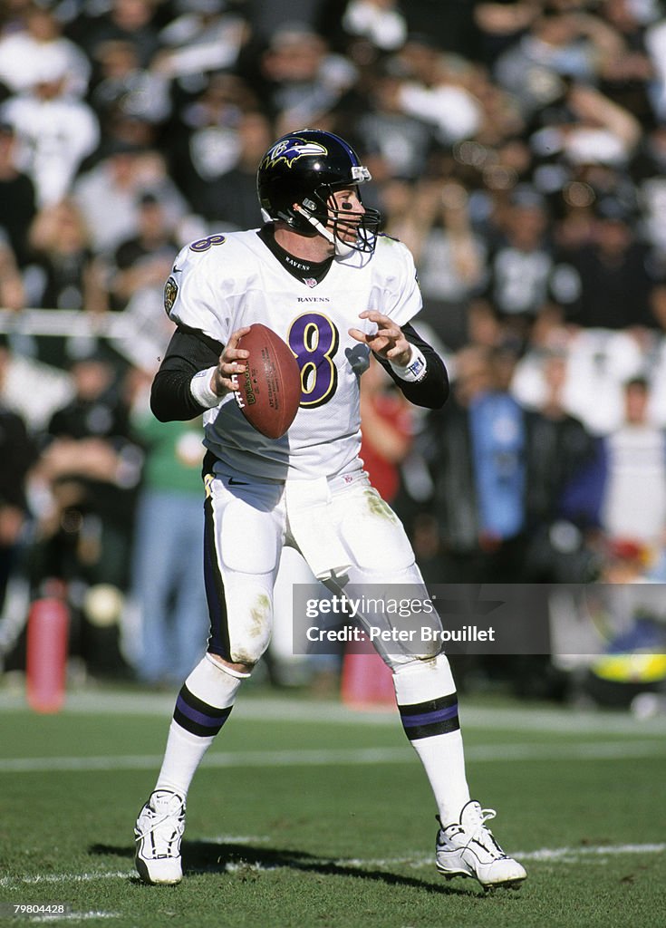Baltimore Ravens quarterback Trent Dilfer looks for an open receiver... News Photo - Getty Images